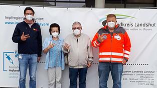 Auch im Impfzentrum in Kumhausen wurde bereits eine dritte Impfung an ein älteres Ehepaar aus dem Landkreis verabreicht (Mitte). Verwaltungsleiter Constantin Andratschke (links) und stv. Leiter des Impfzentrums, Andreas Bachhuber informierten über die neu eingeräumten Auffrischungsimpfungen.