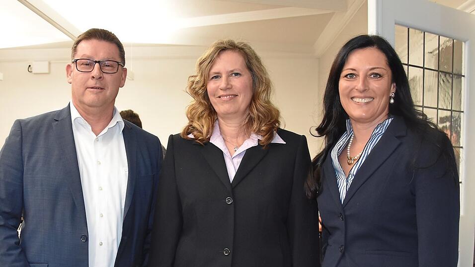 Karoline Fritz-Ertlmaier (rechts) hat die Stichwahl um das Mainburger B&uuml;rgermeisteramt gewonnen. Sie setzte sich gegen Annette Setzensack (&Ouml;DP) durch. Auch B&uuml;rgermeister Helmut Fichtner gratulierte.