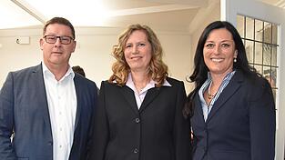 Karoline Fritz-Ertlmaier (rechts) hat die Stichwahl um das Mainburger B&uuml;rgermeisteramt gewonnen. Sie setzte sich gegen Annette Setzensack (&Ouml;DP) durch. Auch B&uuml;rgermeister Helmut Fichtner gratulierte.