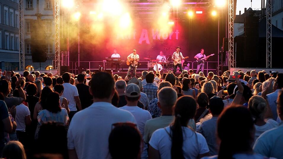 &bdquo;Auf A Wort&ldquo; heitzte mit Austro-Pop und viel Schm&auml;h den 1.200 G&auml;sten am Samstagabend beim Stadtplatz-Open-Air richtig gut ein.