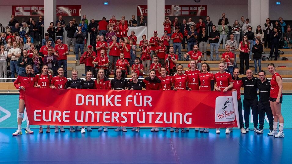 Nach über 30 Jahren in der höchsten Spielklasse werden die Roten Raben Vilsbiburg in der kommenden Saison 2024/25 keinen Lizenzantrag für die 1. Volleyball-Bundesliga Frauen stellen. Nach über 30 Jahren in der höchsten Spielklasse werden die Roten Raben Vilsbiburg in der kommenden Saison 2024/25 keinen Lizenzantrag für die 1. Volleyball-Bundesliga Frauen stellen.