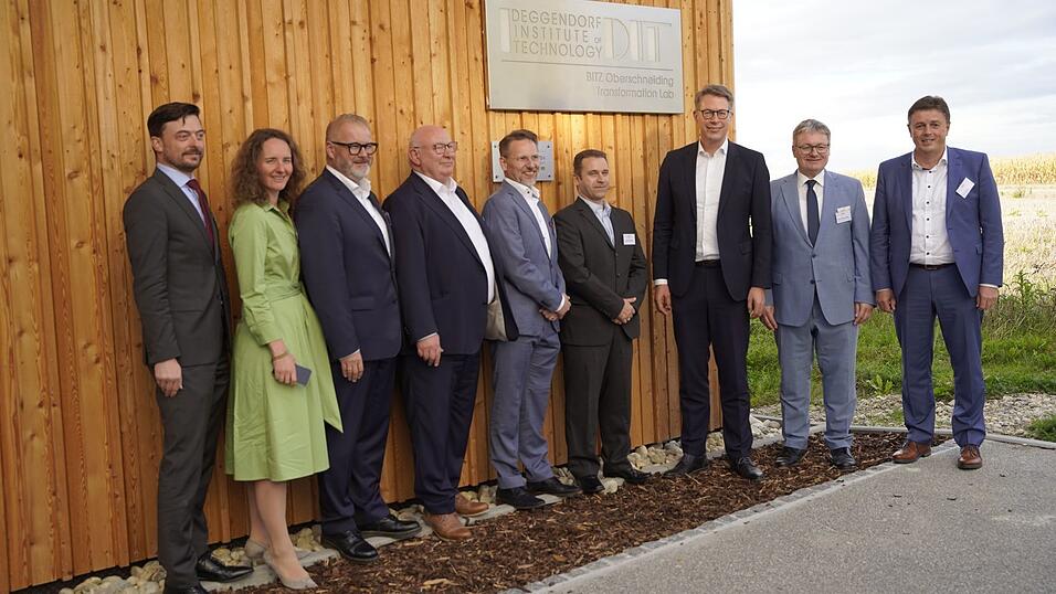 Das Bioengineering Transformation Lab ist eröffnet: Prof. Dr. Wolfgang Dorner (Vizepräsident Forschung, THD), Prof. Dr. Veronika Fetzer (Vizepräsidentin Third Mission, THD), Prof. Peter Schmieder, THD-Präsident Prof. Waldemar Berg, Prof. Dr. Jeff Wilkesmann, Dr. Richard Janissen, Wissenschaftsminister Markus Blume, MdL Josef Zellmeier und Bürgermeister Ewald Seifert (von links). Das Bioengineering Transformation Lab ist eröffnet: Prof. Dr. Wolfgang Dorner (Vizepräsident Forschung, THD), Prof. Dr. Veronika Fetzer (Vizepräsidentin Third Mission, THD), Prof. Peter Schmieder, THD-Präsident Prof. Waldemar Berg, Prof. Dr. Jeff Wilkesmann, Dr. Richard Janissen, Wissenschaftsminister Markus Blume, MdL Josef Zellmeier und Bürgermeister Ewald Seifert (von links).
