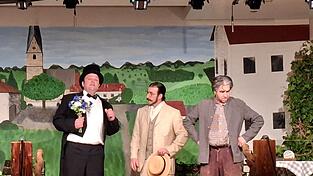 W&auml;hrend sich Kaufmann und Verkehrsamtsvorsitzender Karl Natterer &uuml;ber den ersten Sommerfrischler in &bdquo;Altaich&ldquo;, Oberinspektor Josef Dierl aus M&uuml;nchen, sehr erfreut zeigte, war Hausl Martl Fasinger von dessen Anwesenheit &uuml;berhaupt nicht begeistert (v.l.).