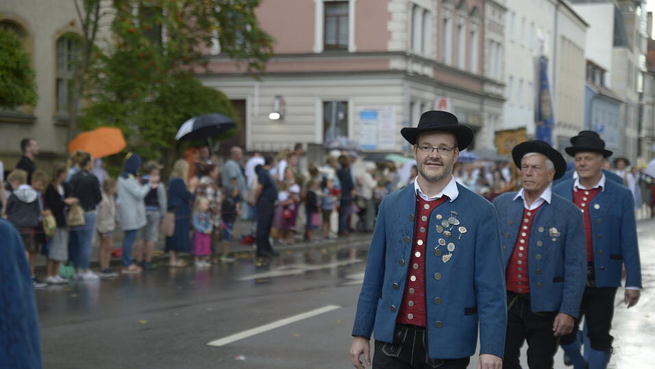 Zahlreiche Musik- und Trachtengruppen zogen nach dreij&auml;hriger Pause am Freitagabend zum Festplatz Am Hagen.&nbsp;