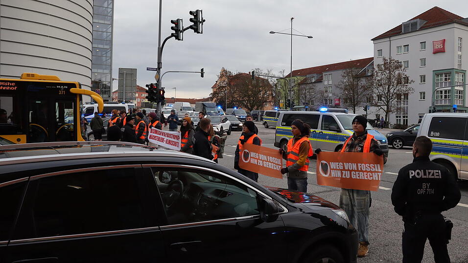 Mit mehreren Polizeiautos r&uuml;ckte die Polizei an, um die neun Aktivisten von der Stra&szlig;e zu holen.