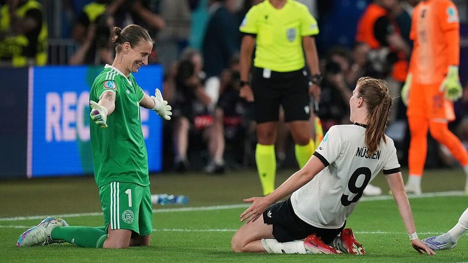 Kommt in meine Arme: Ann-Katrin Berger feiert den Sieg im Elfmeterschießen.