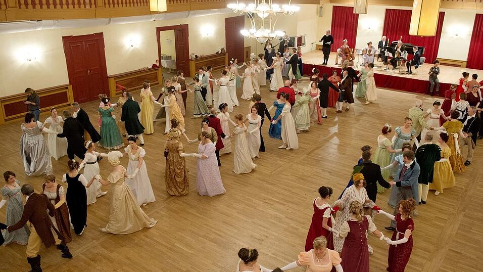 Für Fans gibt es viele Gelegenheiten, in die Zeit einzutauchen, die Jane Austen in ihren Romanen beschreibt, so etwa bei Bällen. (Archivbild) Für Fans gibt es viele Gelegenheiten, in die Zeit einzutauchen, die Jane Austen in ihren Romanen beschreibt, so etwa bei Bällen. (Archivbild)