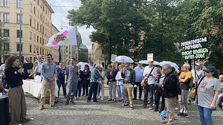 Vor der Petitionsübergabe veranstaltete die Kampagne „Menschenwürde verteidigen - AfD-Verbot jetzt!“ am Maxmonument in München eine Kundgebung. Vor der Petitionsübergabe veranstaltete die Kampagne „Menschenwürde verteidigen - AfD-Verbot jetzt!“ am Maxmonument in München eine Kundgebung.