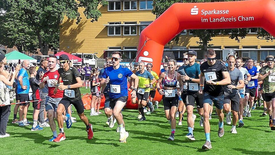 Start des Berglaufs mit dem späteren Sieger David Reichl (Zweiter von links). Matthias Schöberl (Dritter von links) von der Skiabteilung des 1. FC Rötz macht den dritten Platz der Gesamtwertung. Start des Berglaufs mit dem späteren Sieger David Reichl (Zweiter von links). Matthias Schöberl (Dritter von links) von der Skiabteilung des 1. FC Rötz macht den dritten Platz der Gesamtwertung.