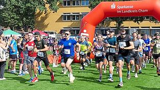Start des Berglaufs mit dem späteren Sieger David Reichl (Zweiter von links). Matthias Schöberl (Dritter von links) von der Skiabteilung des 1. FC Rötz macht den dritten Platz der Gesamtwertung. Start des Berglaufs mit dem späteren Sieger David Reichl (Zweiter von links). Matthias Schöberl (Dritter von links) von der Skiabteilung des 1. FC Rötz macht den dritten Platz der Gesamtwertung.