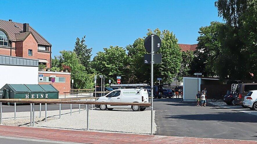 Der Parkplatz &bdquo;Alte Polizei&ldquo; erstrahlt im neuen Glanz und soll nun auch bei Regen weniger &bdquo;schmutzintensiv&ldquo; sein.