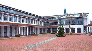 Die Amtsgeschäfte im Rathaus hat seit dem Rücktritt des Bürgermeisters Armin Grassinger die Zweite Bürgermeisterin Maria Huber übernommen.