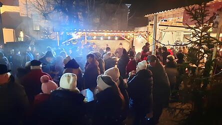 Viele Besucher nutzten den Samstagabend zum Besuch des festlich geschm&uuml;ckten Pfarrhofs.