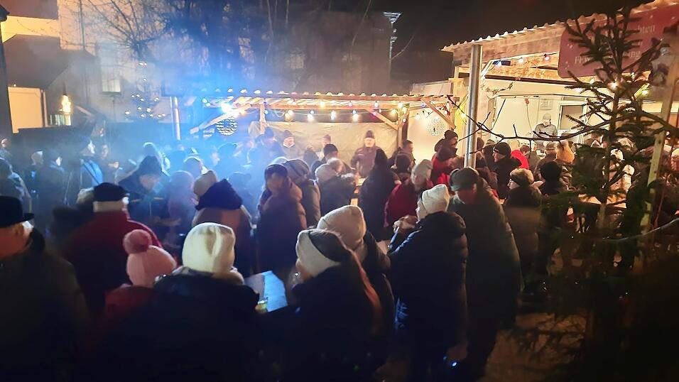 Viele Besucher nutzten den Samstagabend zum Besuch des festlich geschm&uuml;ckten Pfarrhofs.