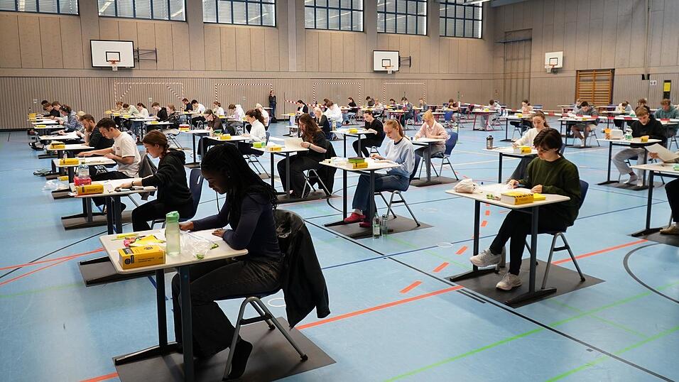 In der Turnhalle des Gymnasiums wurde die Abiturpr&uuml;fung in Deutsch abgelegt.