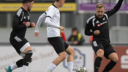Die Landauer (in schwarzen Trikots) &uuml;berzeugen mit ihrer Defensivarbeit wie zuletzt beim 2:0-Sieg &uuml;ber Oberschneiding, nun ist eine solche Leistung im Duell mit dem Mitaufsteiger aus Adlkofen gefordert.