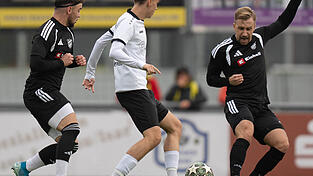 Die Landauer (in schwarzen Trikots) überzeugen mit ihrer Defensivarbeit wie zuletzt beim 2:0-Sieg über Oberschneiding, nun ist eine solche Leistung im Duell mit dem Mitaufsteiger aus Adlkofen gefordert. Die Landauer (in schwarzen Trikots) überzeugen mit ihrer Defensivarbeit wie zuletzt beim 2:0-Sieg über Oberschneiding, nun ist eine solche Leistung im Duell mit dem Mitaufsteiger aus Adlkofen gefordert.