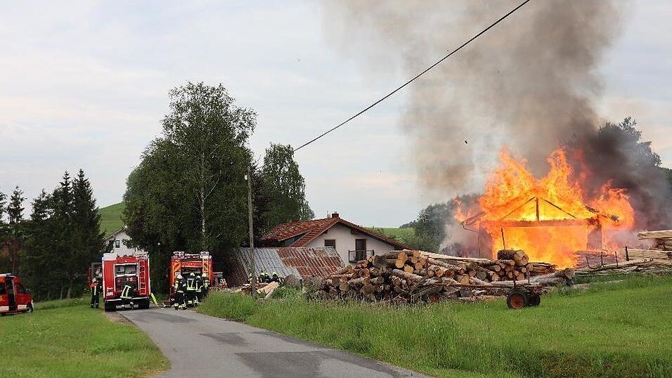 In Breitenberg ist am Dienstagabend ein Brand in einem Sägewerk ausgebrochen. In Breitenberg ist am Dienstagabend ein Brand in einem Sägewerk ausgebrochen.
