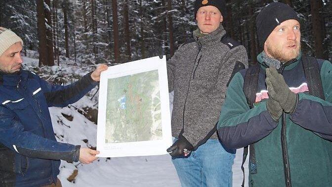 Förster Martin Hupf (r.) zeigte die moderaten Eingriffe in einem Gebiet, das unter mehreren Schutzfaktoren steht. Förster Martin Hupf (r.) zeigte die moderaten Eingriffe in einem Gebiet, das unter mehreren Schutzfaktoren steht.