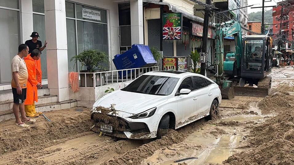 Viele Straßen auf Phuket waren von Schlamm und Geröll bedeckt. Viele Straßen auf Phuket waren von Schlamm und Geröll bedeckt.