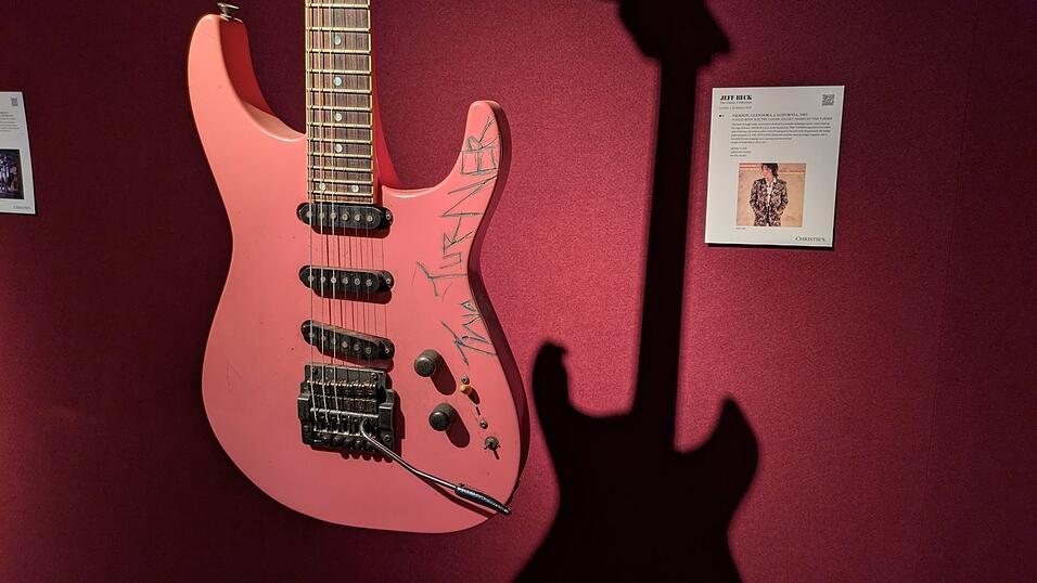 Jeff Becks Gitarre «Tina», die Tina Turner einst mit Messer und Nagellack signiert hatte Jeff Becks Gitarre «Tina», die Tina Turner einst mit Messer und Nagellack signiert hatte