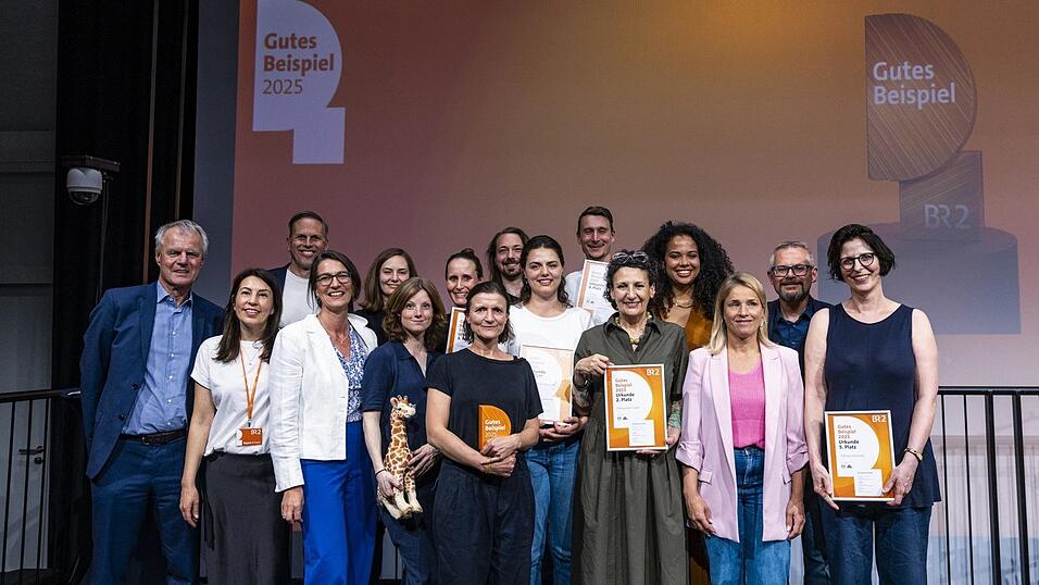 Alle Preistr&auml;ger, in der Mitte Evi Lemberger, zusammen mit Programmdirektor Stefan Maier und Jury-Vorsitzender Verena Bentele.