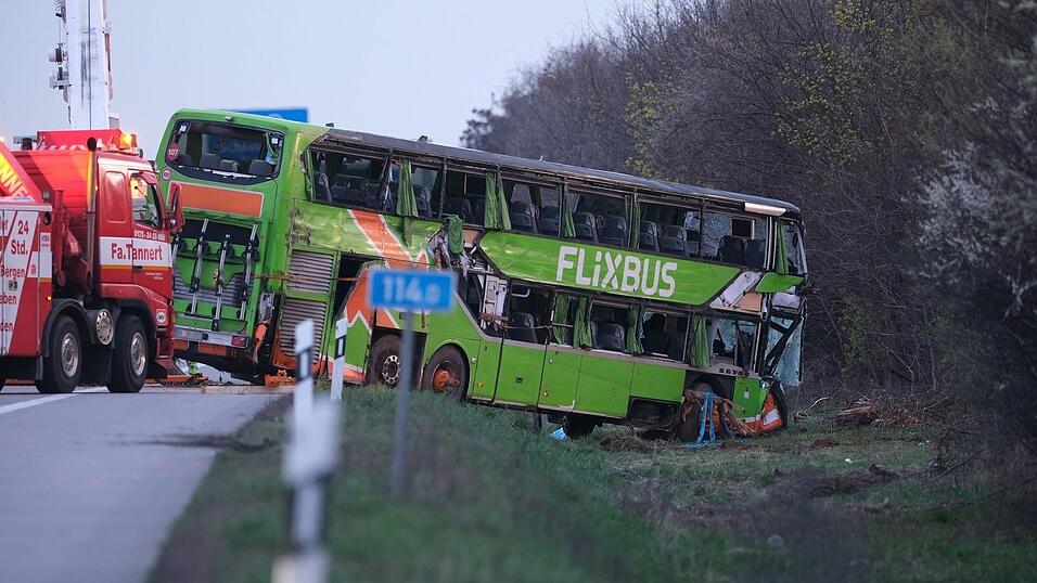 T&ouml;dlicher Busunfall auf der A9 bei Leipzig. (Archivbild)