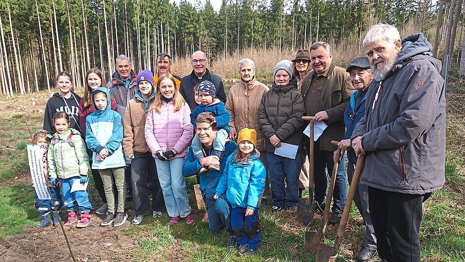 Einige Kinder pflanzten zusammen mit Pflegeheim-Bewohnern die ersten kleinen Setzlinge. Auch Domprobst Franz Fr&uuml;hmorgen (Mitte) war dabei.