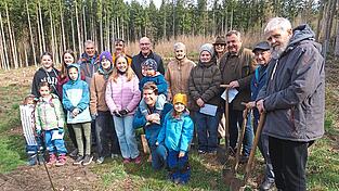 Einige Kinder pflanzten zusammen mit Pflegeheim-Bewohnern die ersten kleinen Setzlinge. Auch Domprobst Franz Fr&uuml;hmorgen (Mitte) war dabei.