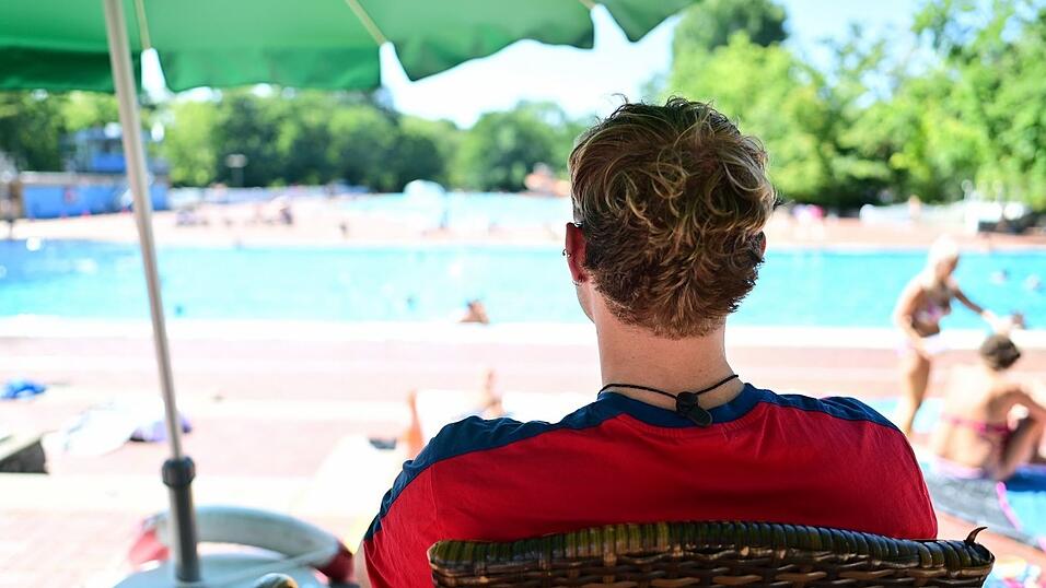 Immer wachsam: Der Bademeister. (Archivbild) Immer wachsam: Der Bademeister. (Archivbild)
