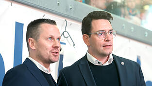 Mission erfüllt: Ales Jirik (links) avancierte am Sonntag für den verhinderten Uwe Krupp zum Cheftrainer und der Sportliche Leiter Max Brandl (rechts) sprang als „Co“ ein. „Es ist wurscht, wer hinter dieser Mannschaft steht - sie hat so viel Charakter“, sagte der 44-jährige Deutsch-Tscheche hinterher.
