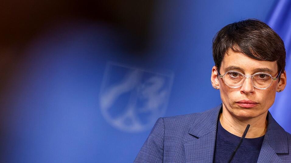 Paul erklärte ihren Rücktritt mit der zunehmenden Polarisierung um ihre Person - und gab sich selbstkritisch. Paul erklärte ihren Rücktritt mit der zunehmenden Polarisierung um ihre Person - und gab sich selbstkritisch.