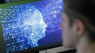 Vor über 100 Jahren hat Sigmund Freud für die Sehnsucht des Menschen, sich mit der Technik zu perfektionieren, den passenden Begriff gefunden: Der Mensch, der das wolle, der werde zum „Prothesengott“, wie er schreibt. Vor über 100 Jahren hat Sigmund Freud für die Sehnsucht des Menschen, sich mit der Technik zu perfektionieren, den passenden Begriff gefunden: Der Mensch, der das wolle, der werde zum „Prothesengott“, wie er schreibt.