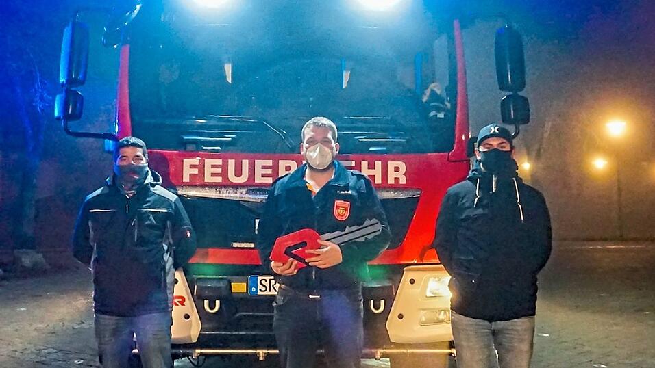 Markus Hof, Kommandant Franz Sträußl und Sebastian Sötz brachten schließlich den neuen 'Tanker Olga' zu seinem Einsatzort nach Schwarzach. Markus Hof, Kommandant Franz Sträußl und Sebastian Sötz brachten schließlich den neuen 'Tanker Olga' zu seinem Einsatzort nach Schwarzach.