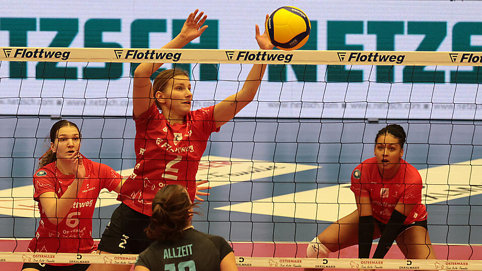 Immer zur Stelle: Kapitänin Pia Fernau (Mitte) führte die Roten Raben Vilsbiburg in Köln zum klaren 3:0-Sieg - nach nur 58 Minuten wurde sie bereits zum elften Mal als MVP geehrt. „Wir hatten den Gegner gut unter Kontrolle und standen in Block und Abwehr sicher“, sagte sie. Immer zur Stelle: Kapitänin Pia Fernau (Mitte) führte die Roten Raben Vilsbiburg in Köln zum klaren 3:0-Sieg - nach nur 58 Minuten wurde sie bereits zum elften Mal als MVP geehrt. „Wir hatten den Gegner gut unter Kontrolle und standen in Block und Abwehr sicher“, sagte sie.