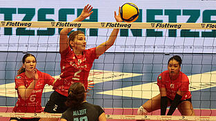 Immer zur Stelle: Kapit&auml;nin Pia Fernau (Mitte) f&uuml;hrte die Roten Raben Vilsbiburg in K&ouml;ln zum klaren 3:0-Sieg - nach nur 58 Minuten wurde sie bereits zum elften Mal als MVP geehrt. &bdquo;Wir hatten den Gegner gut unter Kontrolle und standen in Block und Abwehr sicher&ldquo;, sagte sie.