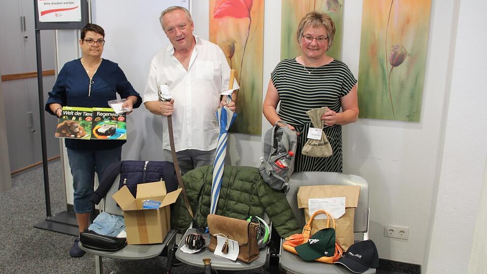 Petra Sperl (v.l.), Hans Herrmann und Rita Wenninger vom B&uuml;rgeramt pr&auml;sentieren die Fundgegenst&auml;nde, die niemand abgeholt hat und die nun am Sonntag versteigert werden.
