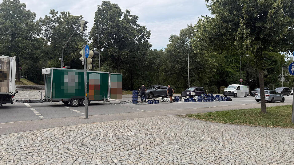 Am Dienstagnachmittag flogen am Kinseherberg Bierkästen und Flaschen auf die Straße. Am Dienstagnachmittag flogen am Kinseherberg Bierkästen und Flaschen auf die Straße.