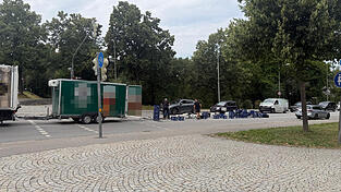 Am Dienstagnachmittag flogen am Kinseherberg Bierkästen und Flaschen auf die Straße. Am Dienstagnachmittag flogen am Kinseherberg Bierkästen und Flaschen auf die Straße.