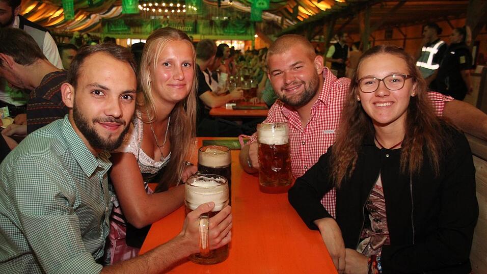 Auch am Samstagabend strömten viele Landshuter zur Dult. Auch am Samstagabend strömten viele Landshuter zur Dult.