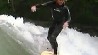 Walter Strasser in jungen Jahren auf der Eisbachwelle - hier in einer Szene aus Bjoern Richie Lobs Dokumentarfilm „Keep Surfing“ (2009). Strasser betreute die Welle von 1995 bis 2005 in Eigenregie.