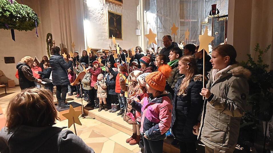 Der Schlusschoral versammelte den Erwachsenenchor mit dem Nachwuchs vor dem Altar.