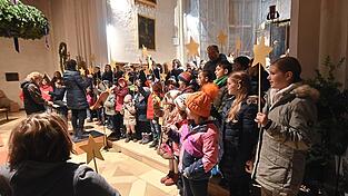 Der Schlusschoral versammelte den Erwachsenenchor mit dem Nachwuchs vor dem Altar.