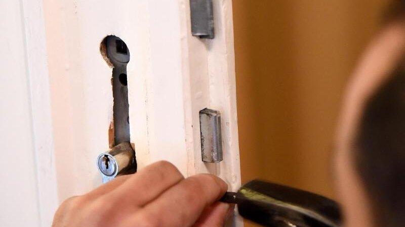 Eine 25-Jährige aus Kranzberg hat für das Austauschen ihres Schlosses ordentlich blechen müssen (Symbolbild). Eine 25-Jährige aus Kranzberg hat für das Austauschen ihres Schlosses ordentlich blechen müssen (Symbolbild).