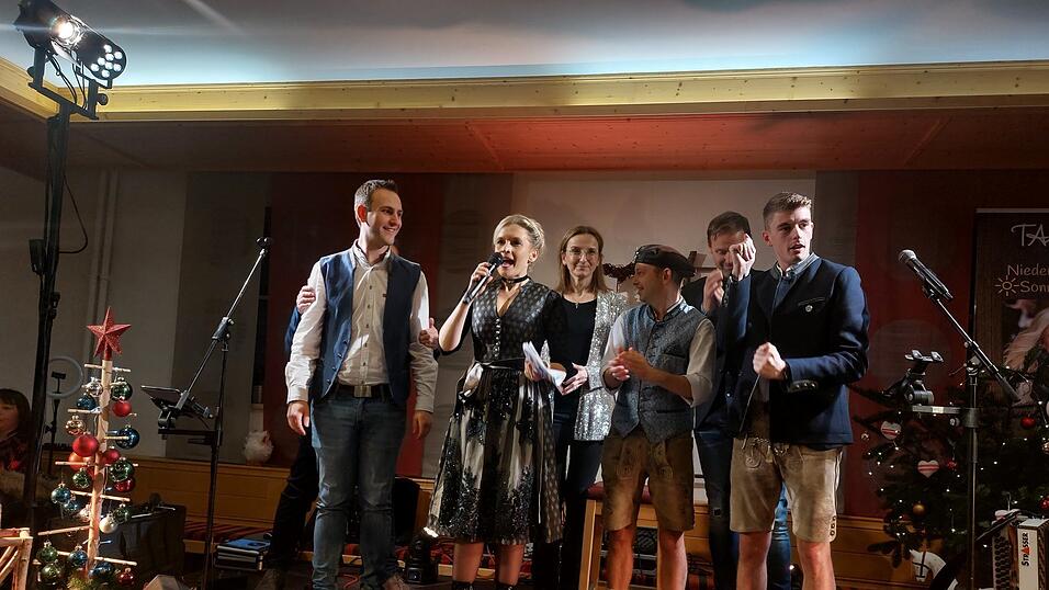 Alle Stars gemeinsam auf der Bühne.