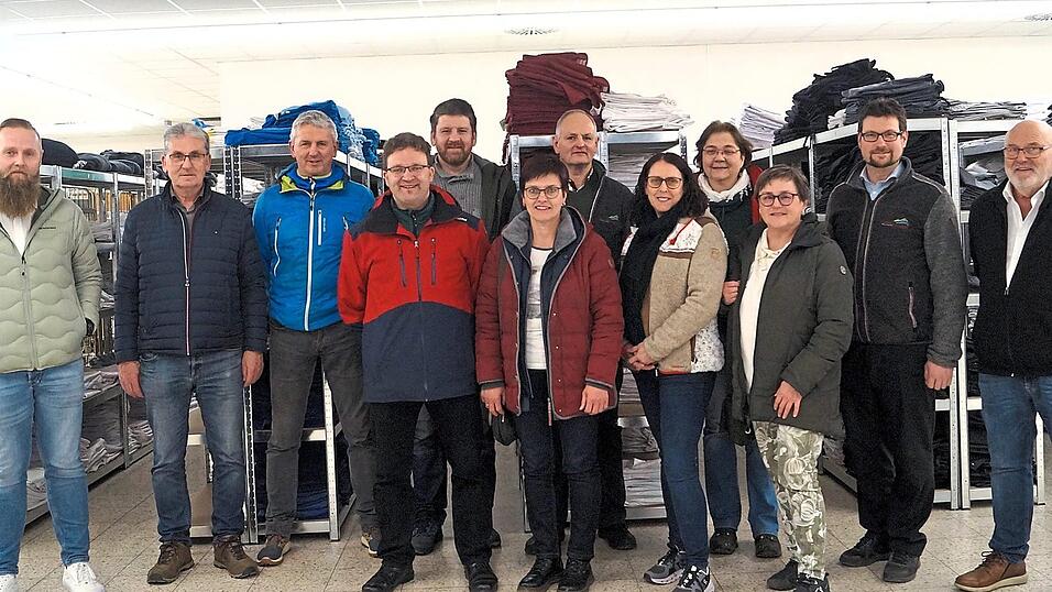 Der Lamer Marktrat war sehr beeindruckt von den Betriebsabläufen in der Wäscherei TopClean. Mit im Bild ist links Manuel Virga, rechts Seniorchef Helmut Pongratz. Der Lamer Marktrat war sehr beeindruckt von den Betriebsabläufen in der Wäscherei TopClean. Mit im Bild ist links Manuel Virga, rechts Seniorchef Helmut Pongratz.