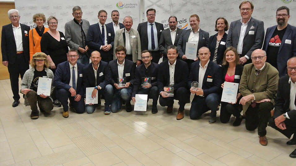 Drei Traditionsunternehmen und drei bemerkenswerte Start-ups aus dem Landkreis Kelheim wurden im Rahmen des Wirtschaftsempfangs im Landratsamt ausgezeichnet. Drei Traditionsunternehmen und drei bemerkenswerte Start-ups aus dem Landkreis Kelheim wurden im Rahmen des Wirtschaftsempfangs im Landratsamt ausgezeichnet.