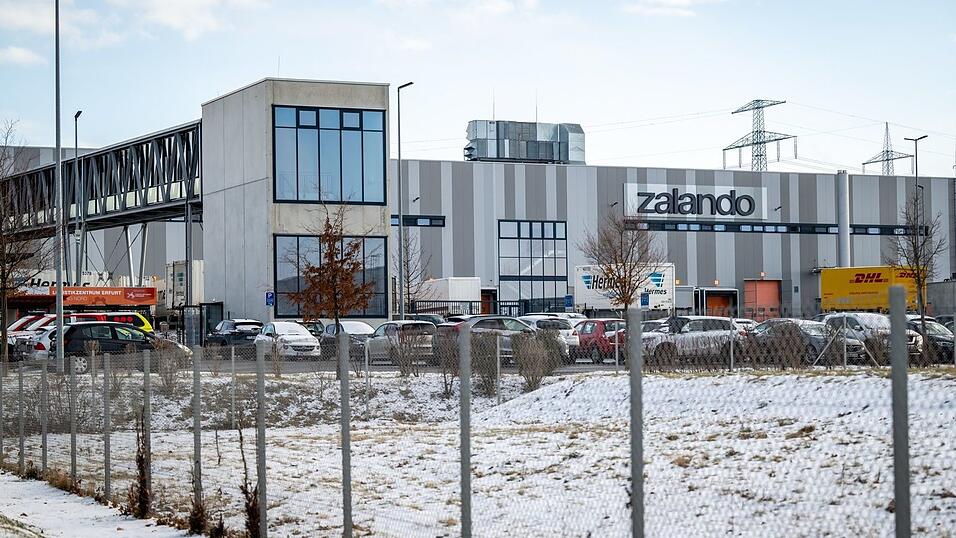 Zalando will in Erfurt den Stecker ziehen – Tausende Jobs wackeln, Politik und Beschäftigte fühlen sich überrumpelt. Zalando will in Erfurt den Stecker ziehen – Tausende Jobs wackeln, Politik und Beschäftigte fühlen sich überrumpelt.