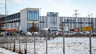 Zalando will in Erfurt den Stecker ziehen – Tausende Jobs wackeln, Politik und Beschäftigte fühlen sich überrumpelt. Zalando will in Erfurt den Stecker ziehen – Tausende Jobs wackeln, Politik und Beschäftigte fühlen sich überrumpelt.
