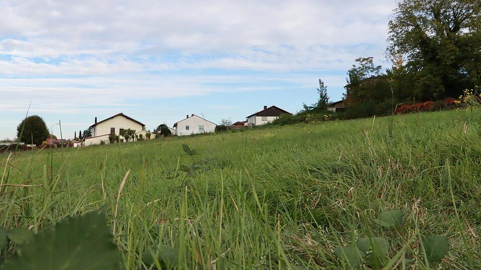 Blick auf die Ludwigshöhe: Hier soll ein Wohnquartier mit 65 Wohnungen entstehen. Der Bauausschuss hat am Montagabend den finalen Satzungsbeschluss für das „Deckblatt Nr. 15“ gefasst. Blick auf die Ludwigshöhe: Hier soll ein Wohnquartier mit 65 Wohnungen entstehen. Der Bauausschuss hat am Montagabend den finalen Satzungsbeschluss für das „Deckblatt Nr. 15“ gefasst.